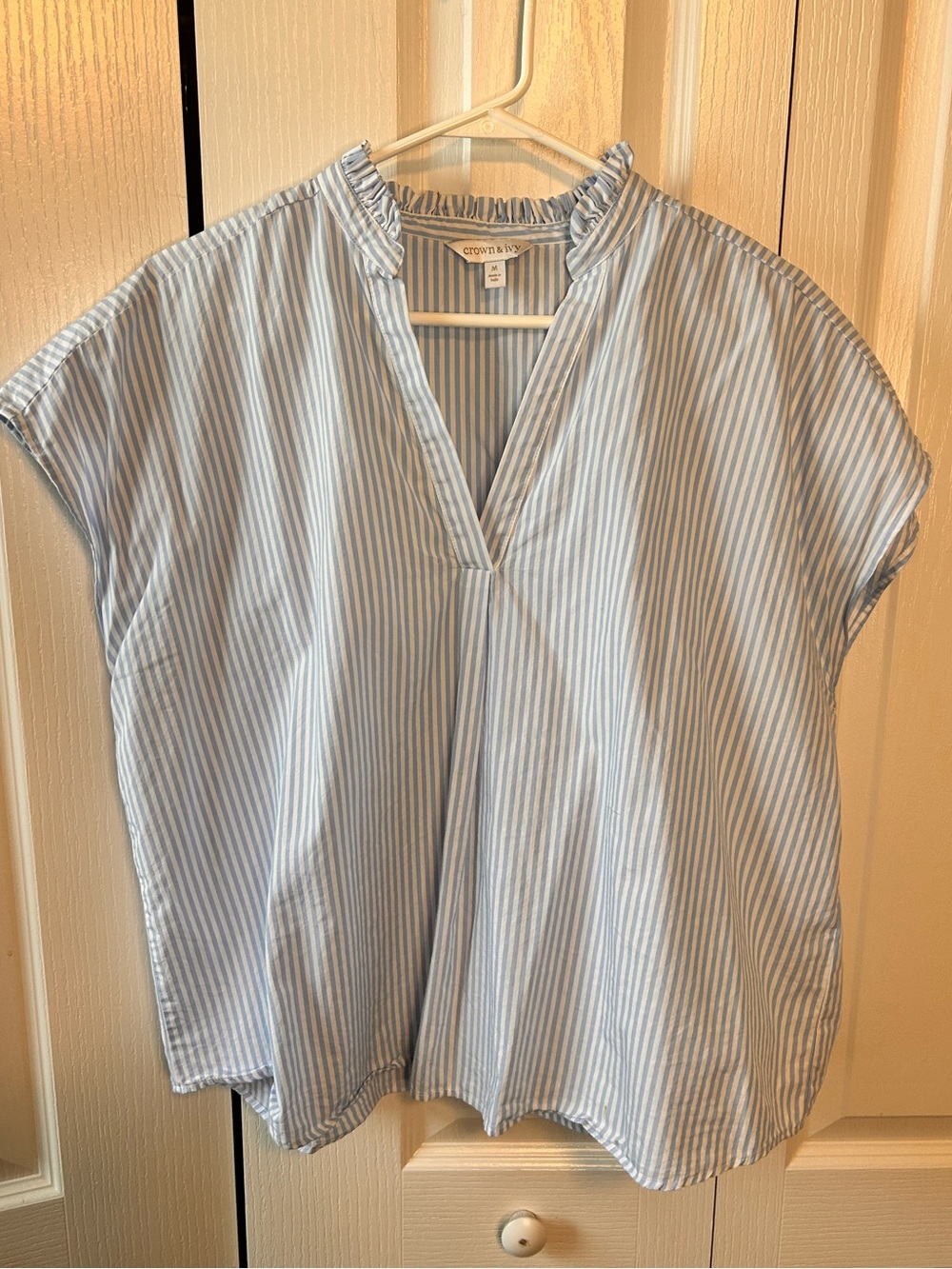crown & ivy Women’s Size Medium Blue White Striped V-Neck Cap Sleeve Blouse Top